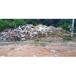 Acúmulo de entulho causa transtornos no bairro Águas Claras (Campo Largo)